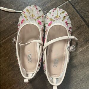 BRAND NEW NEVER WORN Zara Embroidered Floral Flats in White and Pink